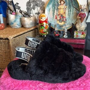 EUC UGG Women's Fluff Yeah Slide in black, a cozy slipper-sandal hybrid f